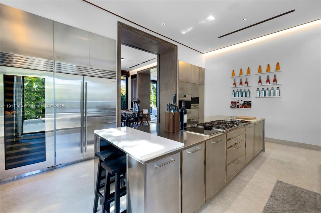 For Rent: $160,000 (6 beds, 6 baths, 5700 Square Feet)