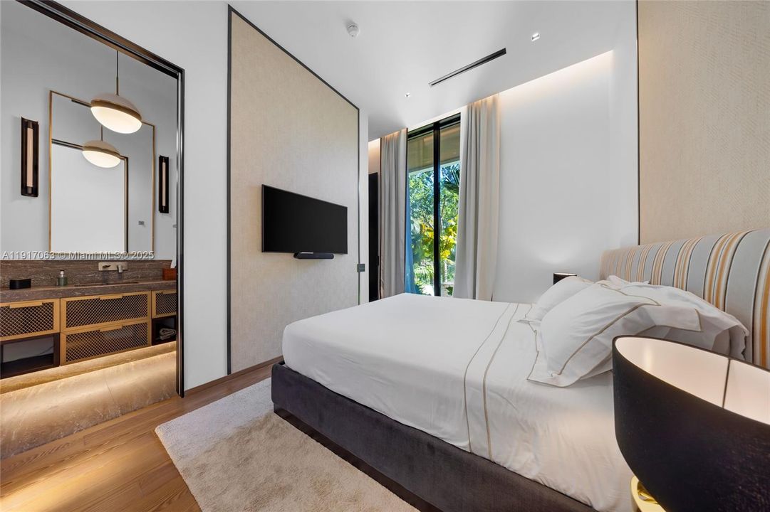 For Rent: $160,000 (6 beds, 6 baths, 5700 Square Feet)