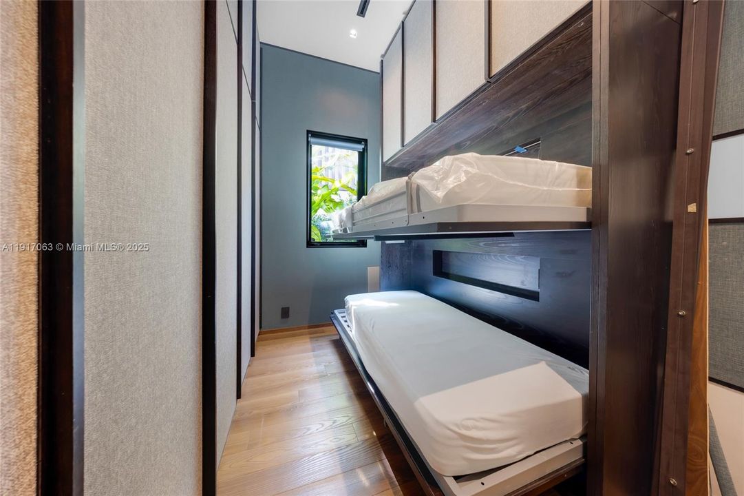 For Rent: $160,000 (6 beds, 6 baths, 5700 Square Feet)