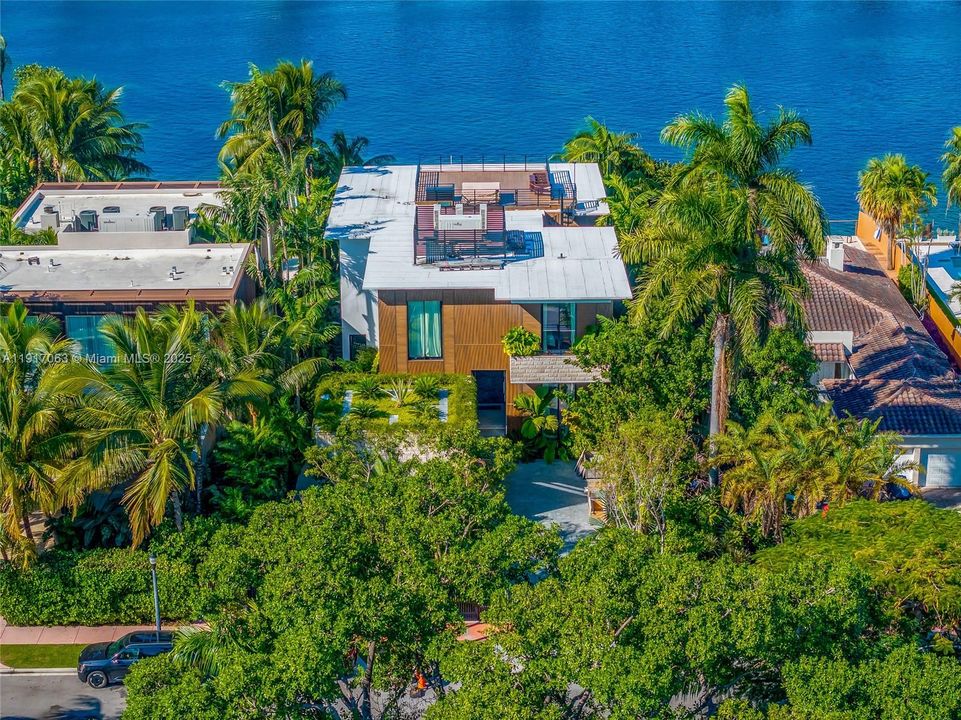 For Rent: $160,000 (6 beds, 6 baths, 5700 Square Feet)