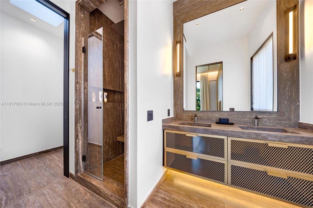 For Rent: $160,000 (6 beds, 6 baths, 5700 Square Feet)