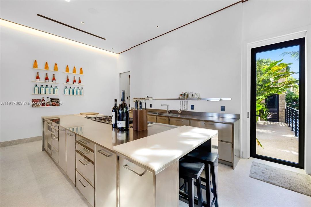 For Rent: $160,000 (6 beds, 6 baths, 5700 Square Feet)