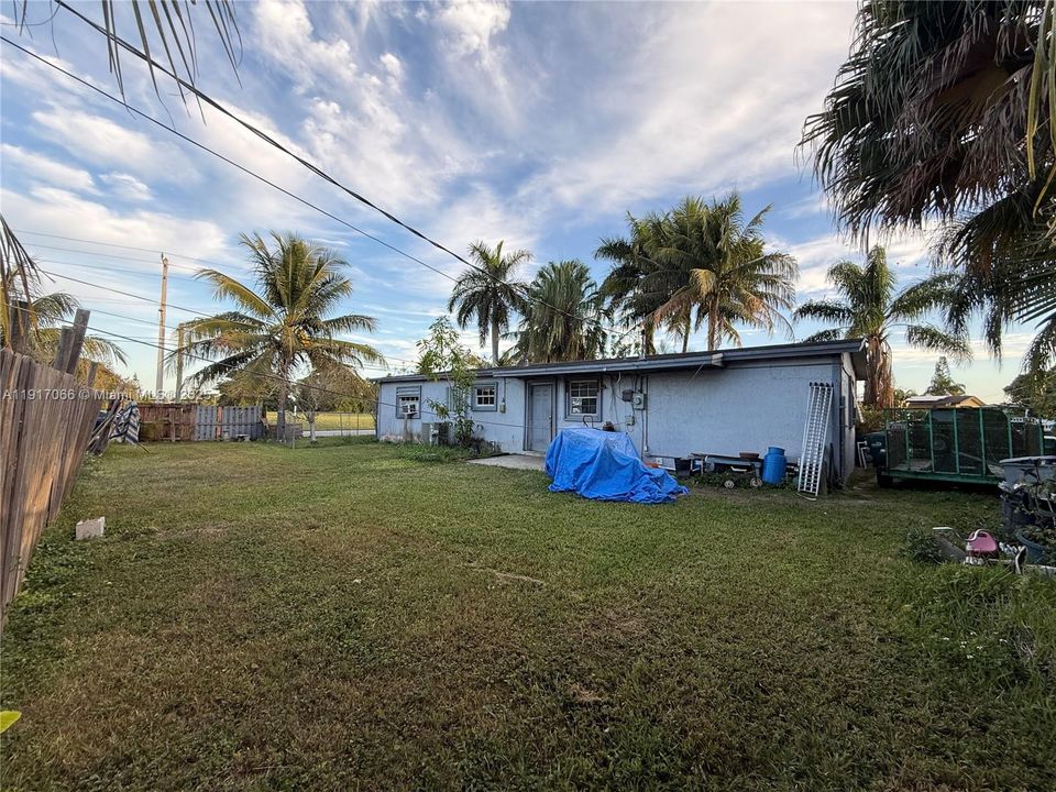 合同活跃: $268,000 (3 贝兹, 2 浴室, 1173 平方英尺)