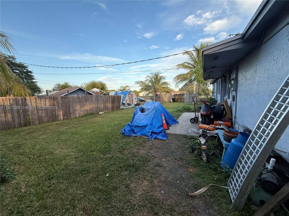 合同活跃: $268,000 (3 贝兹, 2 浴室, 1173 平方英尺)