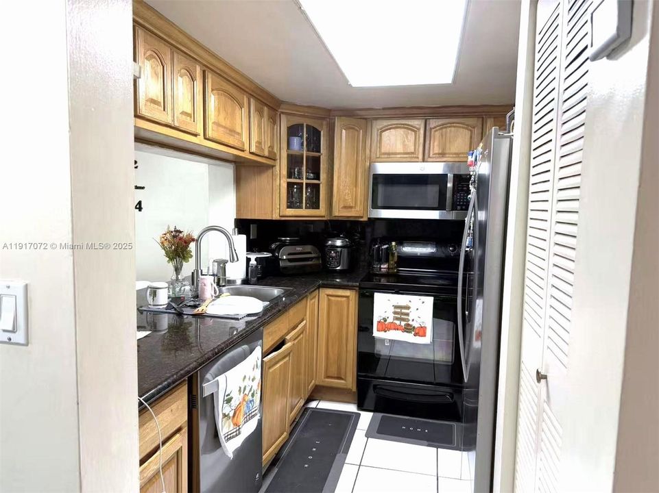 For Rent: $2,100 (2 beds, 2 baths, 910 Square Feet)