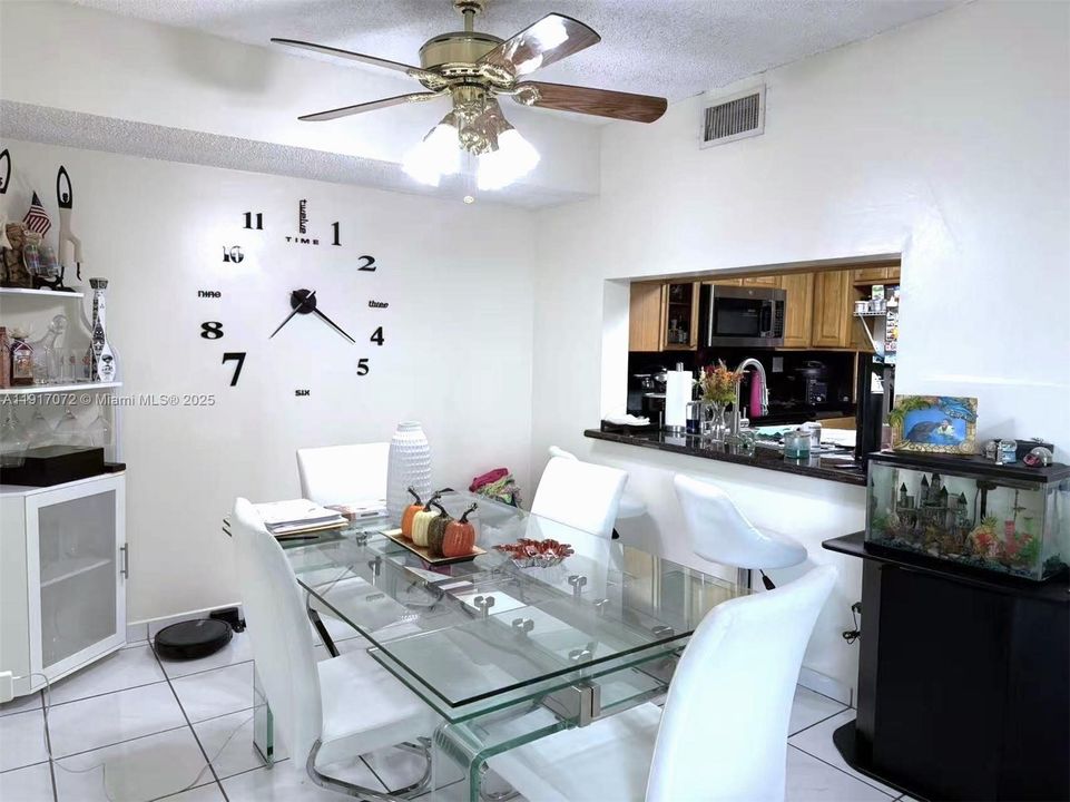 For Rent: $2,100 (2 beds, 2 baths, 910 Square Feet)