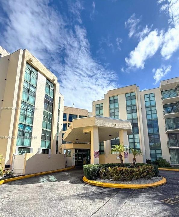 For Rent: $2,100 (2 beds, 2 baths, 910 Square Feet)