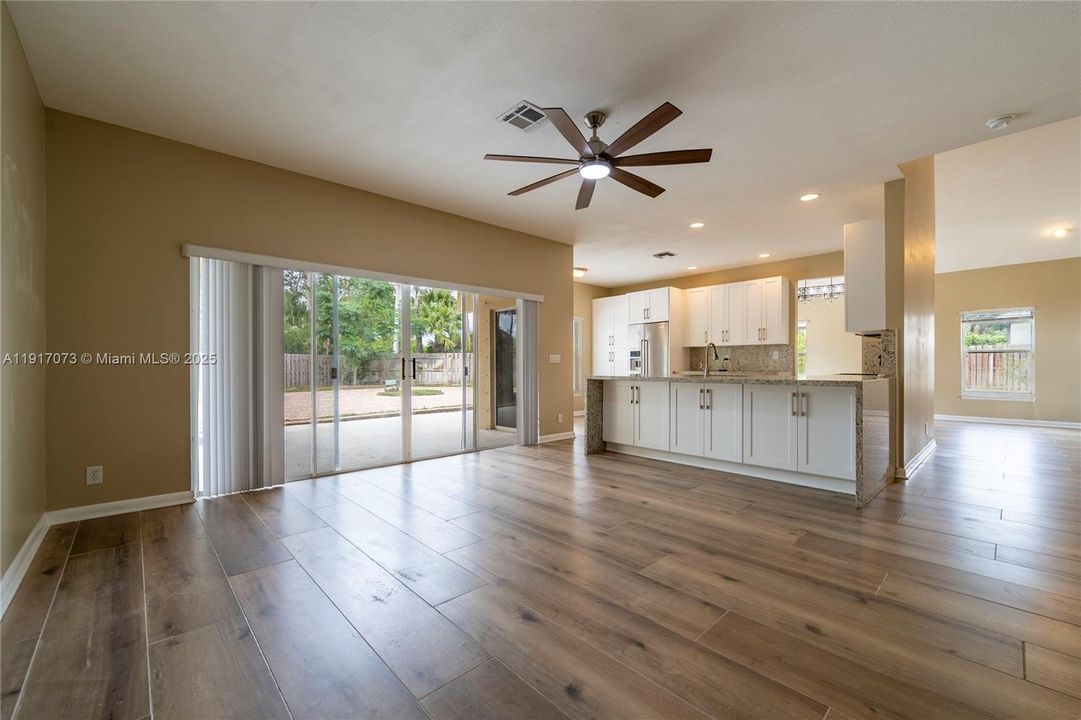 合同活跃: $550,000 (3 贝兹, 3 浴室, 2056 平方英尺)