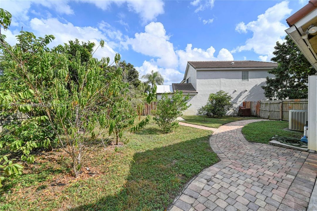 合同活跃: $550,000 (3 贝兹, 3 浴室, 2056 平方英尺)