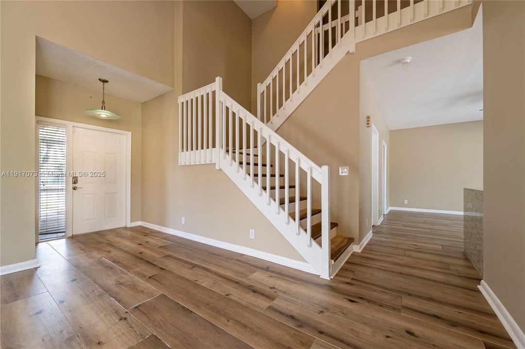 合同活跃: $550,000 (3 贝兹, 3 浴室, 2056 平方英尺)