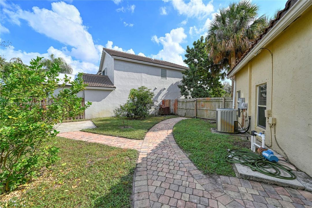 合同活跃: $550,000 (3 贝兹, 3 浴室, 2056 平方英尺)