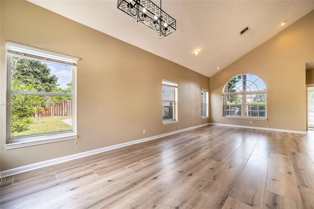 合同活跃: $550,000 (3 贝兹, 3 浴室, 2056 平方英尺)