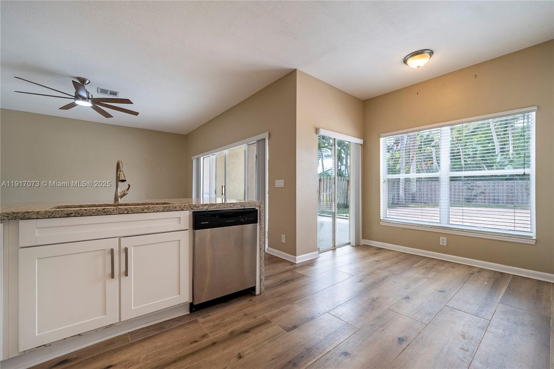 合同活跃: $550,000 (3 贝兹, 3 浴室, 2056 平方英尺)