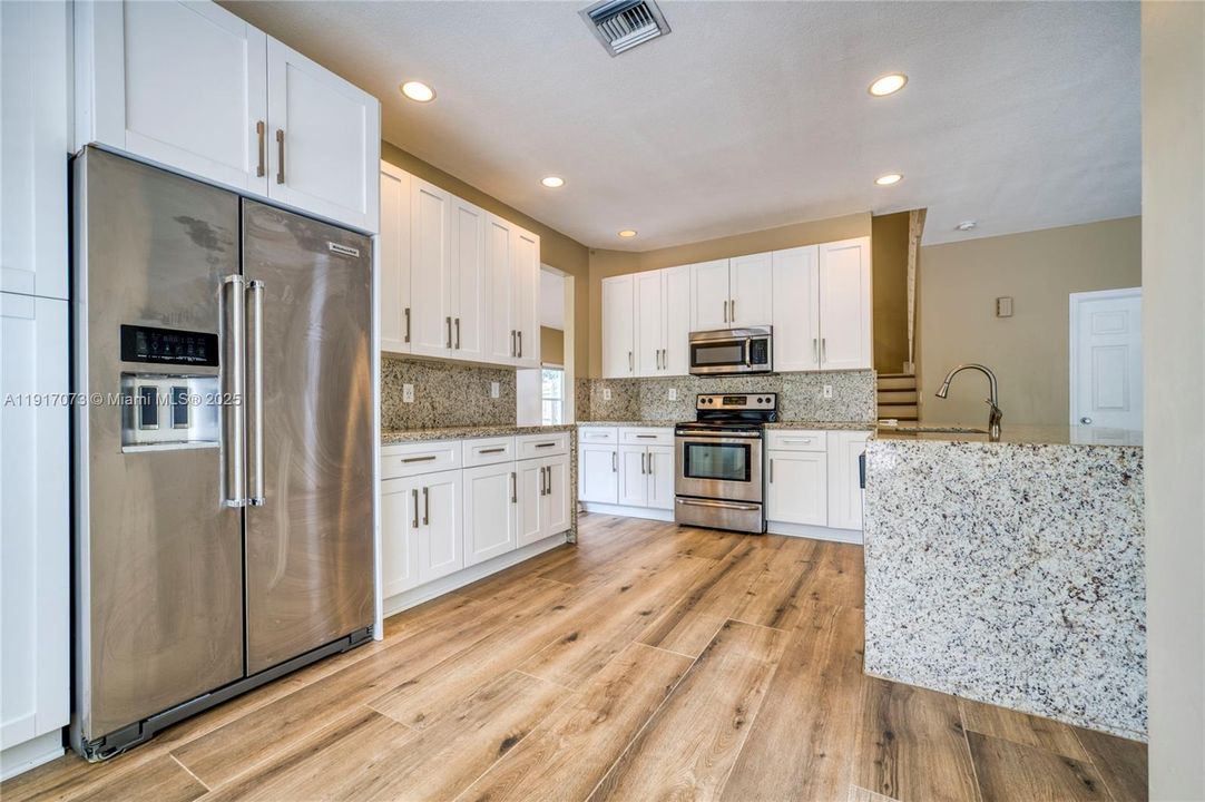 合同活跃: $550,000 (3 贝兹, 3 浴室, 2056 平方英尺)