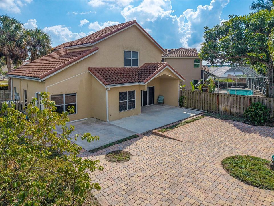 合同活跃: $550,000 (3 贝兹, 3 浴室, 2056 平方英尺)