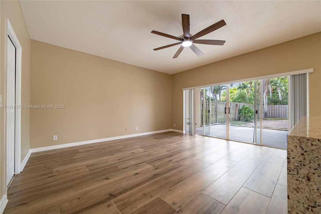 合同活跃: $550,000 (3 贝兹, 3 浴室, 2056 平方英尺)