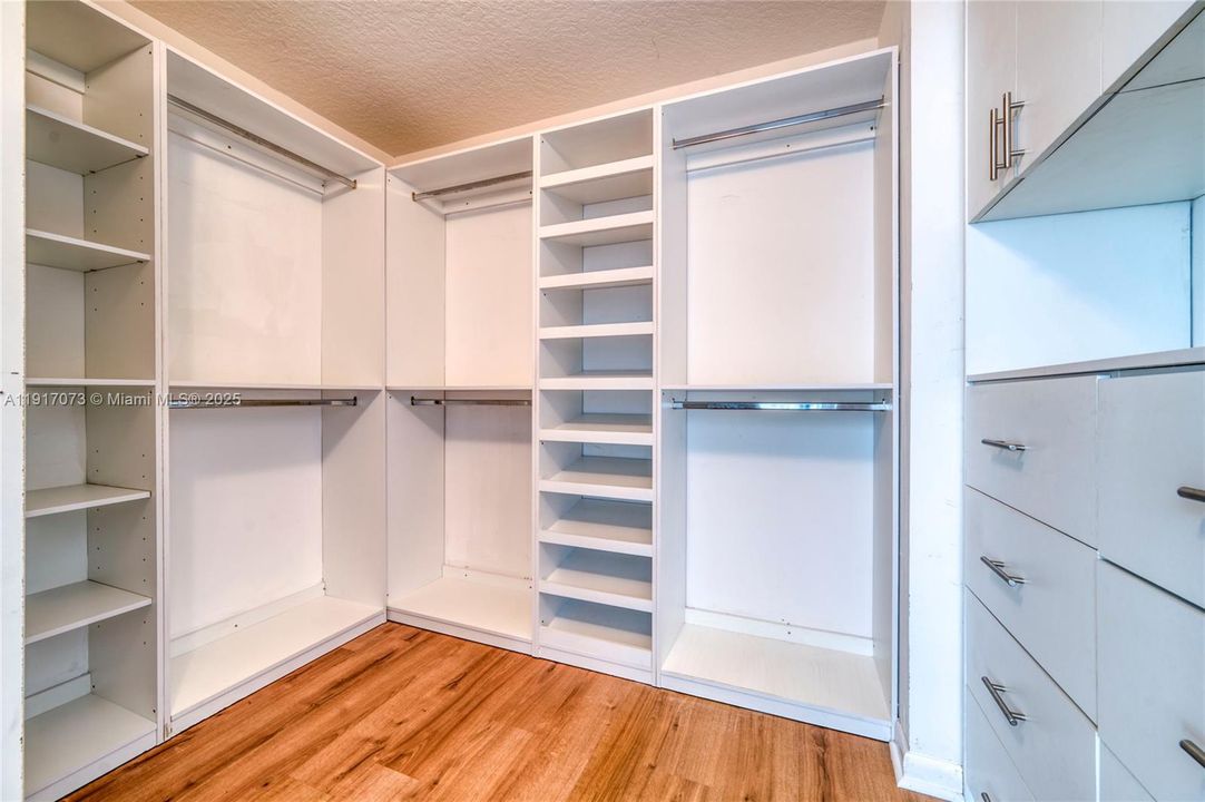 合同活跃: $550,000 (3 贝兹, 3 浴室, 2056 平方英尺)