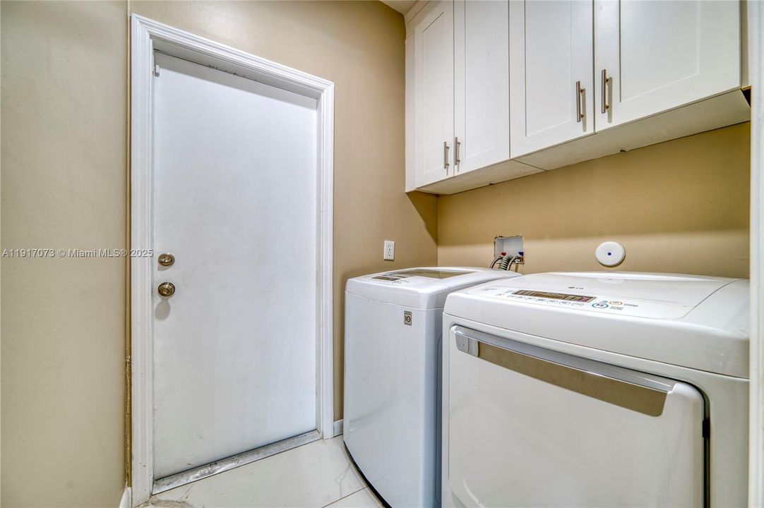 合同活跃: $550,000 (3 贝兹, 3 浴室, 2056 平方英尺)