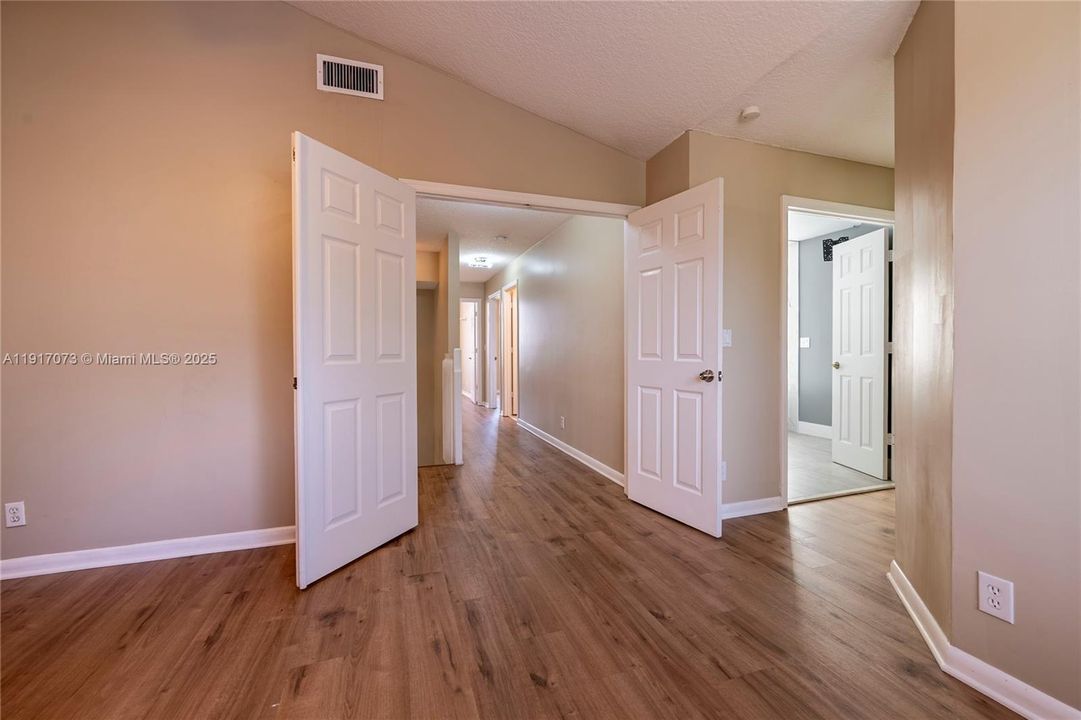 合同活跃: $550,000 (3 贝兹, 3 浴室, 2056 平方英尺)