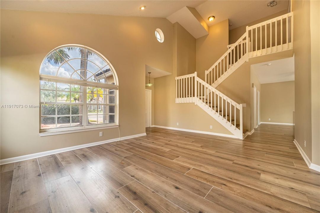 合同活跃: $550,000 (3 贝兹, 3 浴室, 2056 平方英尺)