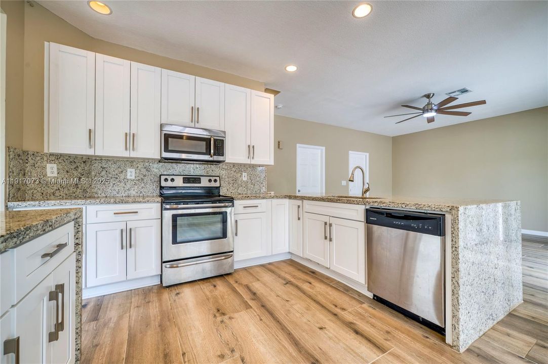 合同活跃: $550,000 (3 贝兹, 3 浴室, 2056 平方英尺)