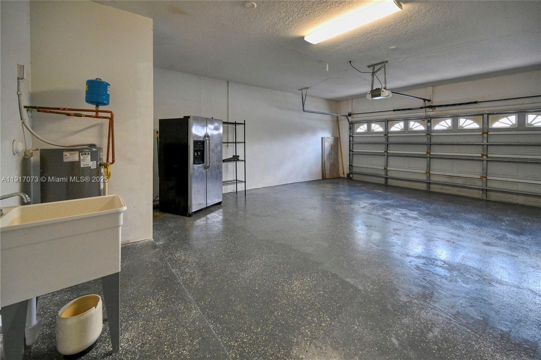 合同活跃: $550,000 (3 贝兹, 3 浴室, 2056 平方英尺)