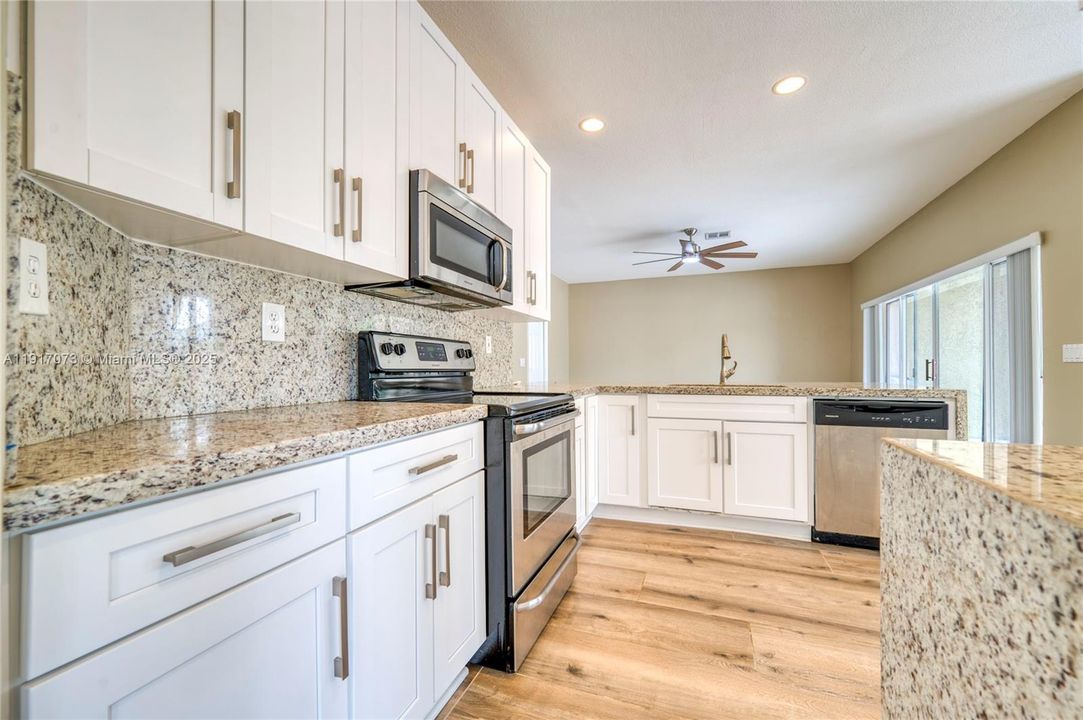 合同活跃: $550,000 (3 贝兹, 3 浴室, 2056 平方英尺)