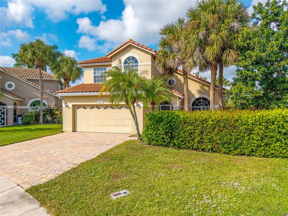 合同活跃: $550,000 (3 贝兹, 3 浴室, 2056 平方英尺)