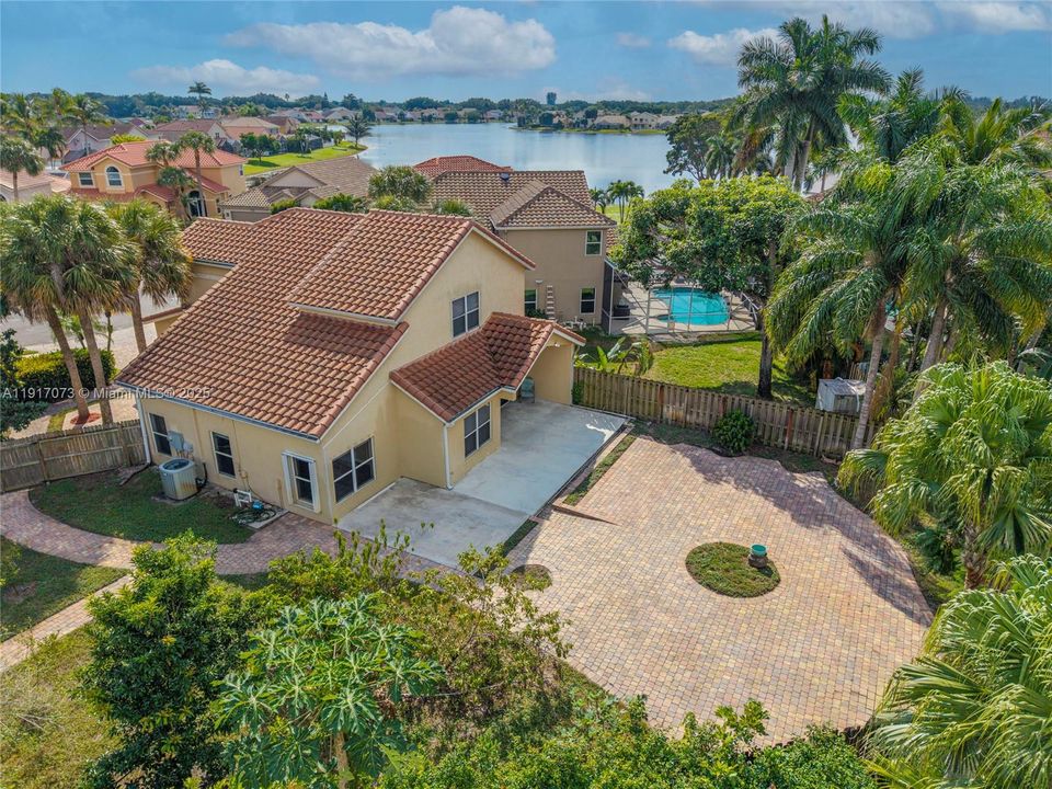 合同活跃: $550,000 (3 贝兹, 3 浴室, 2056 平方英尺)