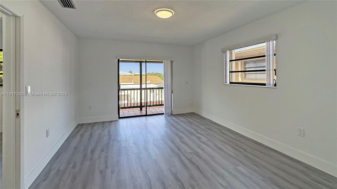 出租: $5,000 (5 贝兹, 3 浴室, 2719 平方英尺)