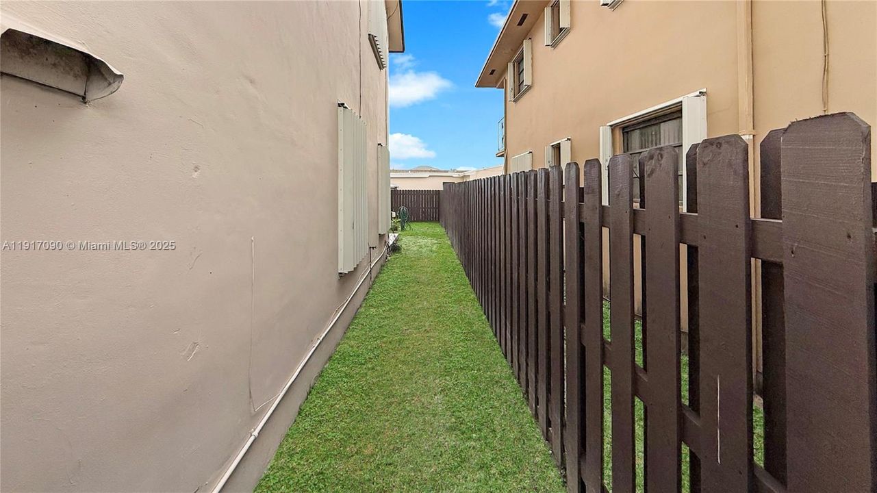 出租: $5,000 (5 贝兹, 3 浴室, 2719 平方英尺)