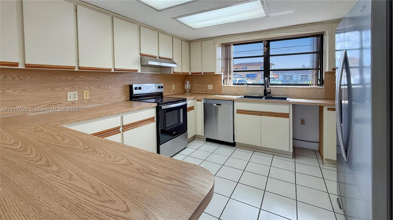 出租: $5,000 (5 贝兹, 3 浴室, 2719 平方英尺)