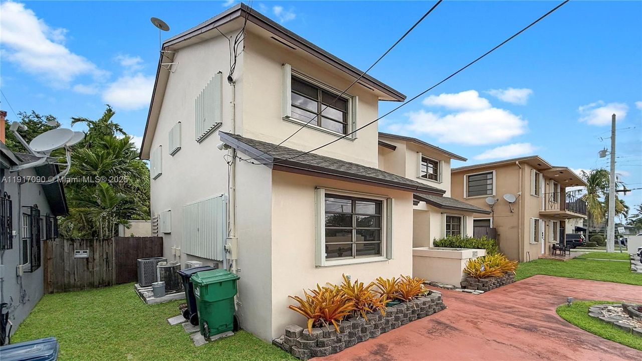 出租: $5,000 (5 贝兹, 3 浴室, 2719 平方英尺)