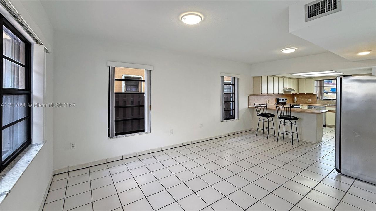 出租: $5,000 (5 贝兹, 3 浴室, 2719 平方英尺)