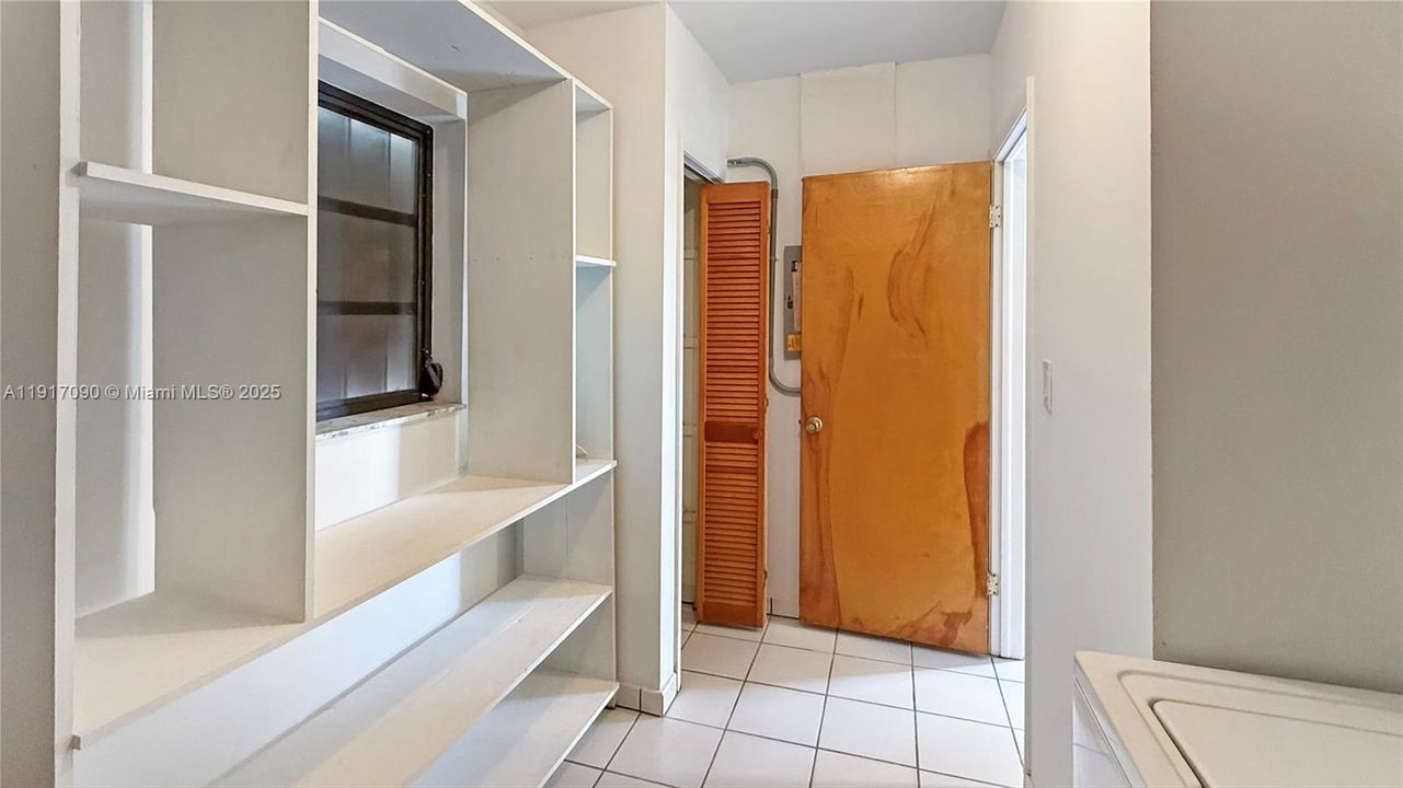 出租: $5,000 (5 贝兹, 3 浴室, 2719 平方英尺)