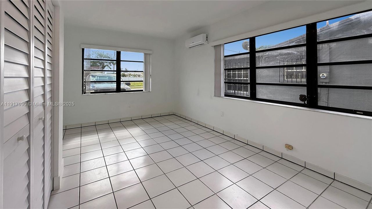 出租: $5,000 (5 贝兹, 3 浴室, 2719 平方英尺)