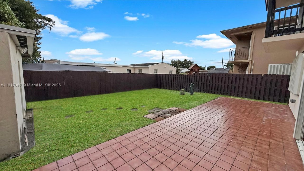 出租: $5,000 (5 贝兹, 3 浴室, 2719 平方英尺)