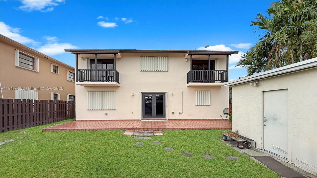 出租: $5,000 (5 贝兹, 3 浴室, 2719 平方英尺)