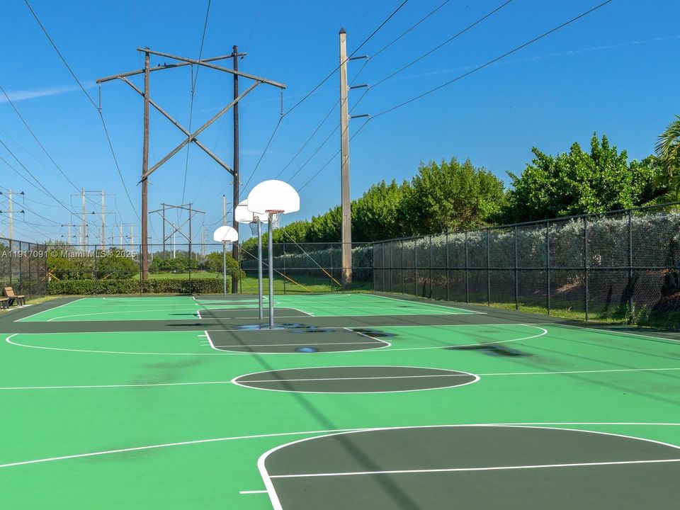 合同活跃: $1,295,000 (4 贝兹, 3 浴室, 2860 平方英尺)