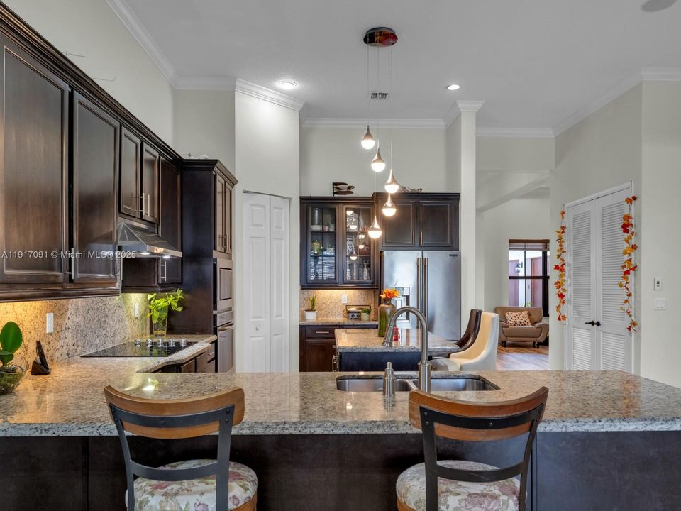 合同活跃: $1,295,000 (4 贝兹, 3 浴室, 2860 平方英尺)