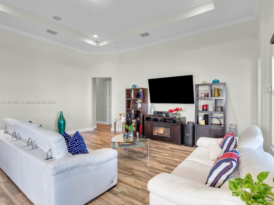 合同活跃: $1,295,000 (4 贝兹, 3 浴室, 2860 平方英尺)