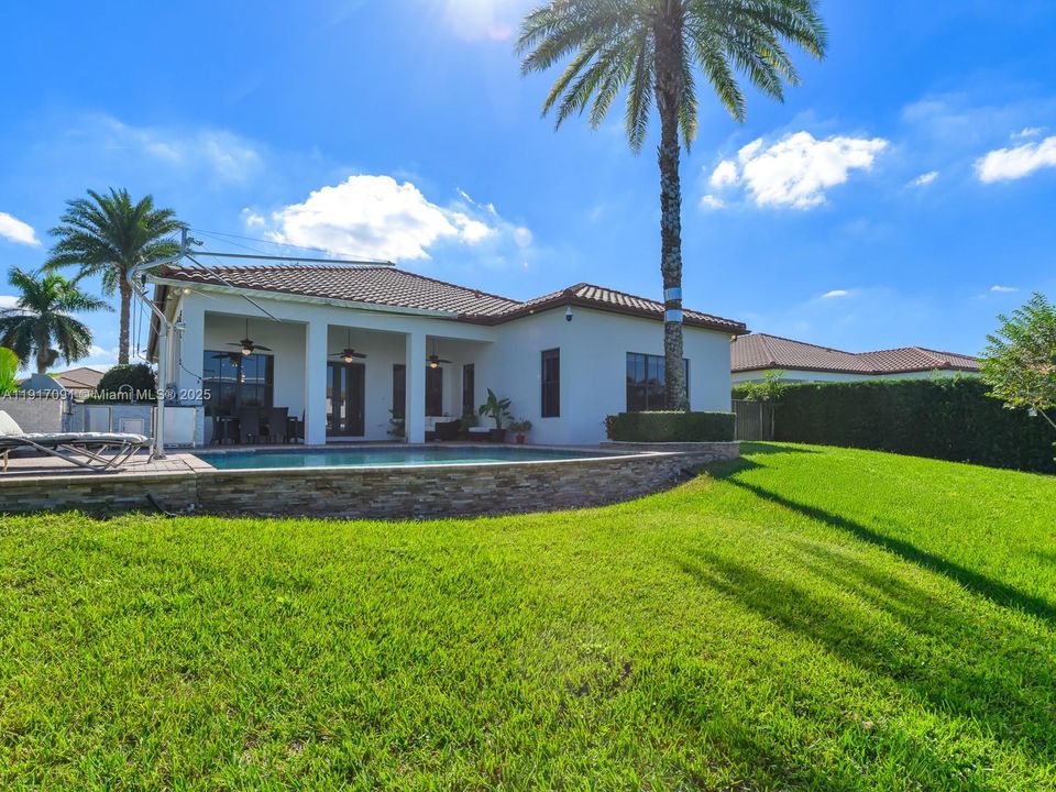 合同活跃: $1,295,000 (4 贝兹, 3 浴室, 2860 平方英尺)