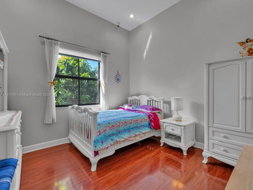 合同活跃: $1,295,000 (4 贝兹, 3 浴室, 2860 平方英尺)