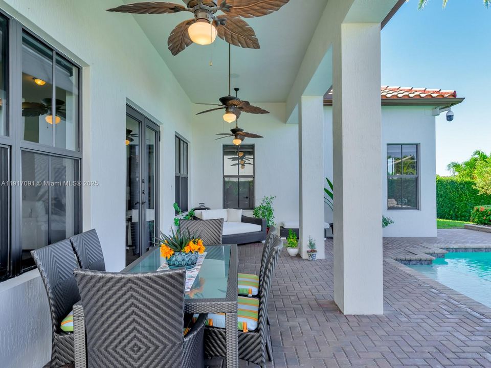 合同活跃: $1,295,000 (4 贝兹, 3 浴室, 2860 平方英尺)