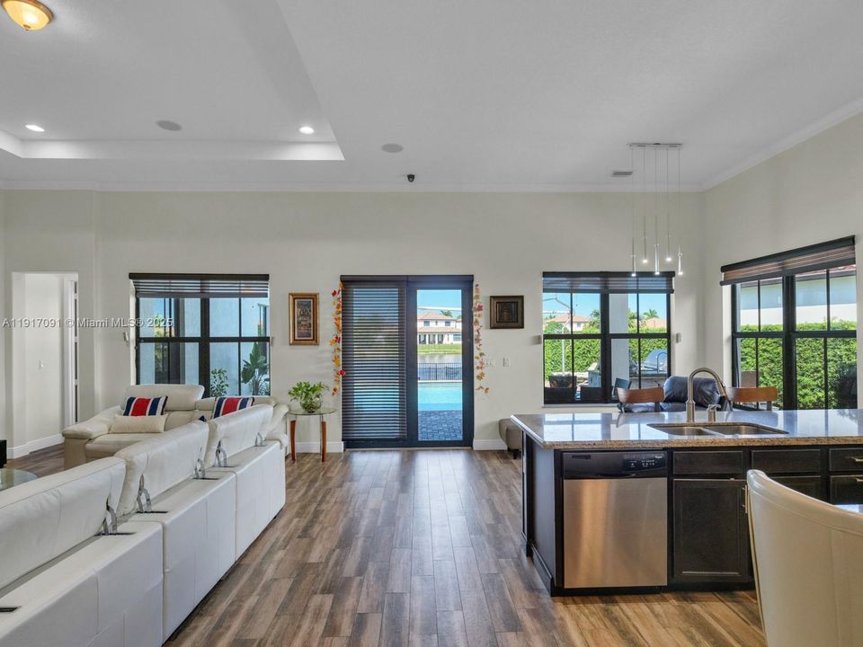 合同活跃: $1,295,000 (4 贝兹, 3 浴室, 2860 平方英尺)