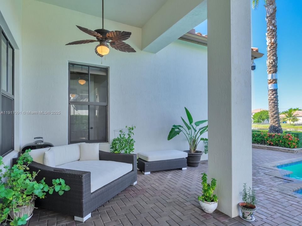 合同活跃: $1,295,000 (4 贝兹, 3 浴室, 2860 平方英尺)