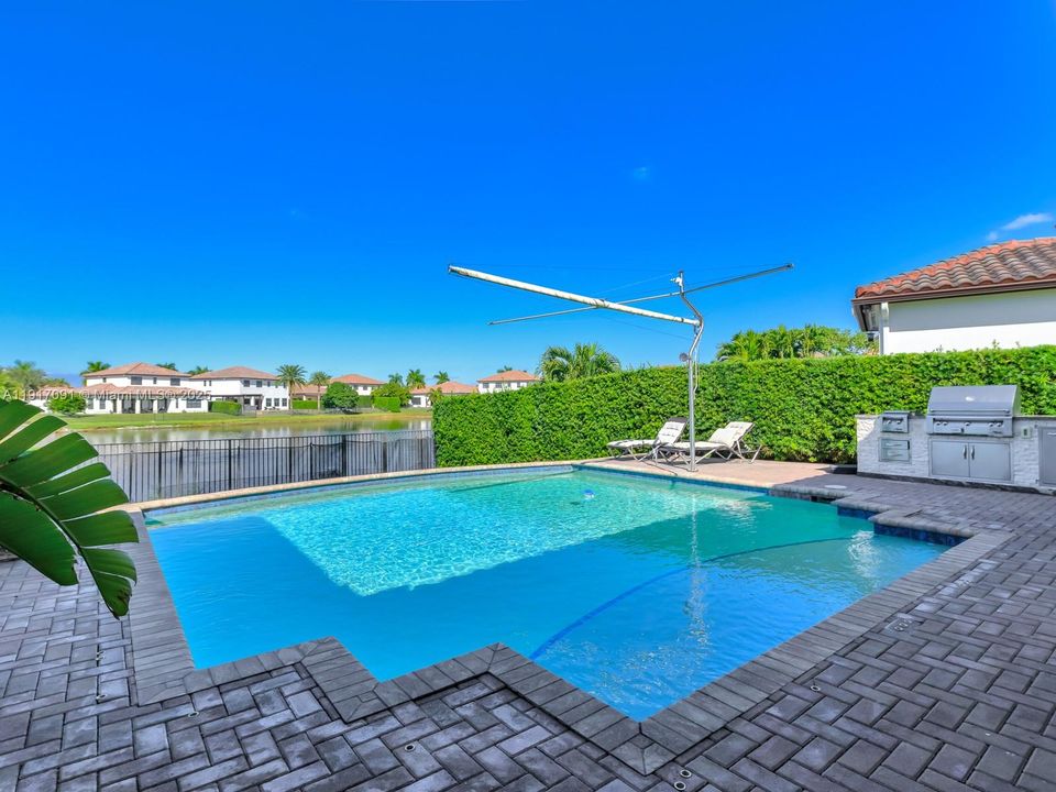 合同活跃: $1,295,000 (4 贝兹, 3 浴室, 2860 平方英尺)