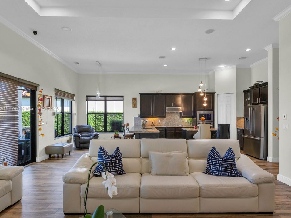 合同活跃: $1,295,000 (4 贝兹, 3 浴室, 2860 平方英尺)