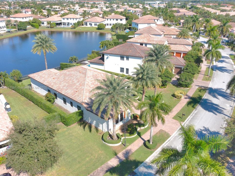 合同活跃: $1,295,000 (4 贝兹, 3 浴室, 2860 平方英尺)