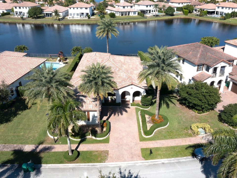 合同活跃: $1,295,000 (4 贝兹, 3 浴室, 2860 平方英尺)